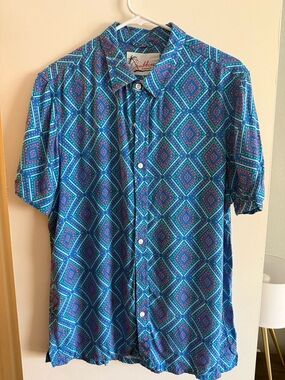 Chubbies Button-Up Shirt Mens Medium Blue Pink Geometric Hawaiian Festival Beach